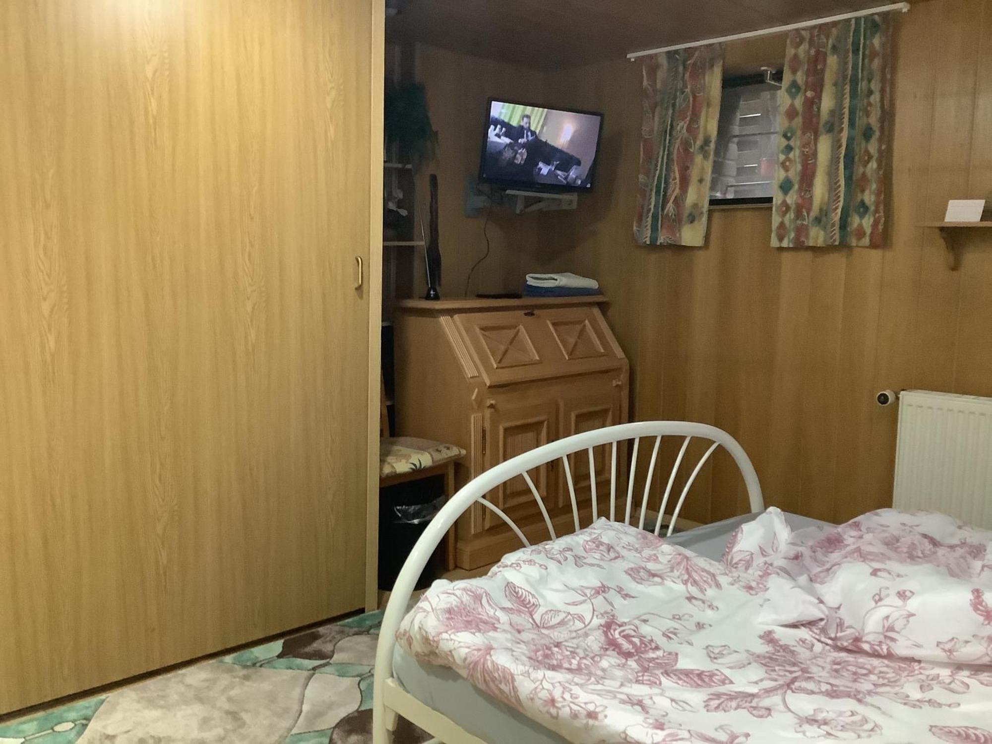 Schoenes Doppelbettzimmer Im Untergeschoss Inkl Parkplatz Nach Verfuegbarkeit Эссен Экстерьер фото